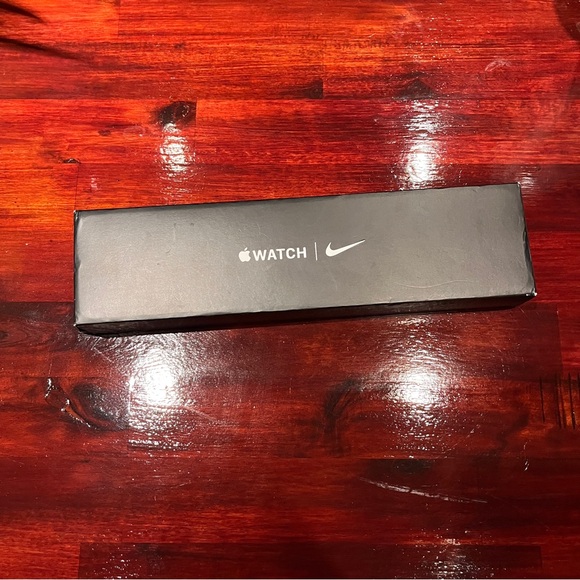Nike Apple Watch Series 7, GPS + Cellular, 41mm, aluminum, white Nike Band - Picture 5 of 6